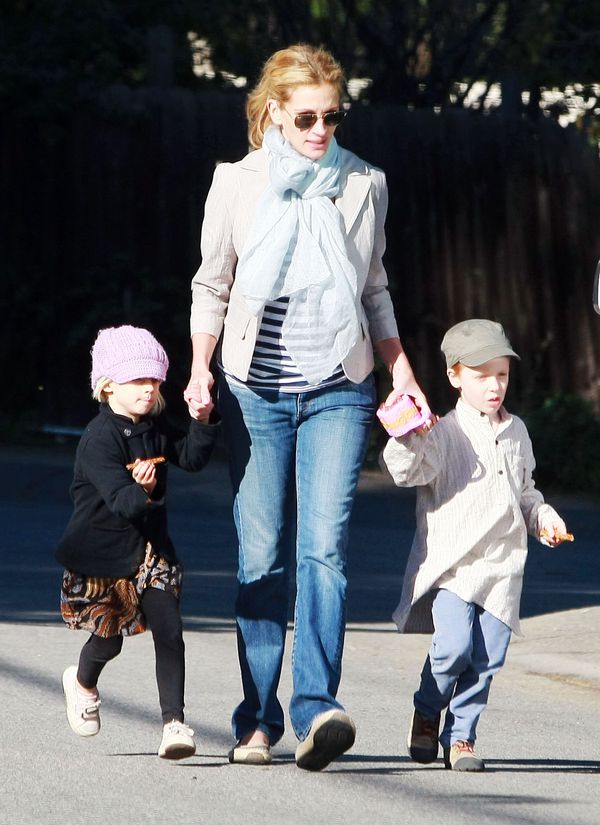 EXCLUSIVE... Julia Roberts and the Twins Eat, Play, and Love