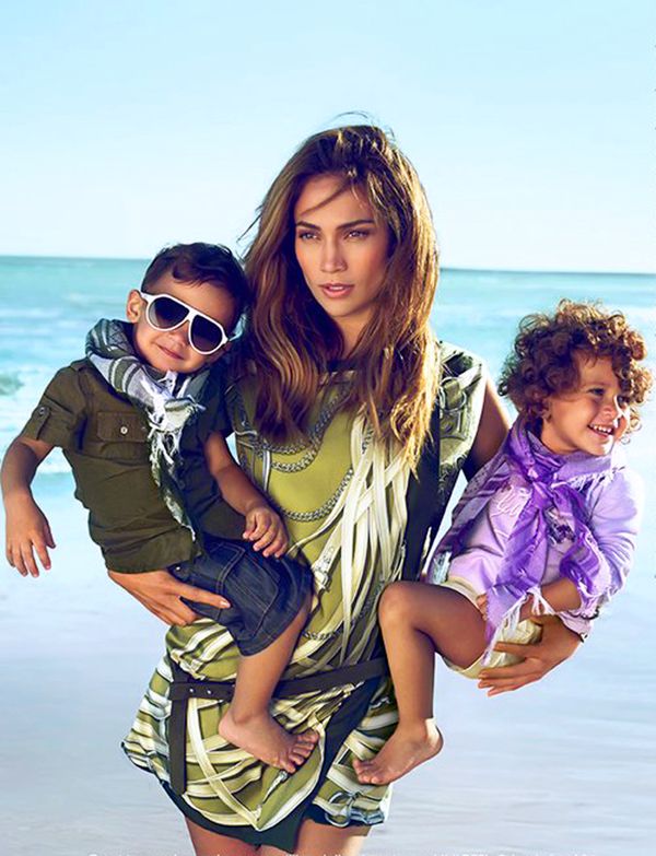 Jennifer Lopez posa con sus gemelos para la campaa de Gucci.