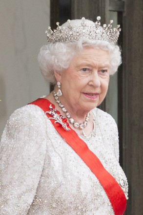 La reine Elisabeth II d'Angleterre - Dîner détat en lhonneur de la reine d'Angleterre donné par le président français au palais de lElysée à Paris, le 6 juin 2014, pendant la visite détat de la reine après les commémorations du 70ème anniversaire du débarquement. State dinner in honor of Queen Elizabeth II, hosted by French President Francois Hollande at the Elysee Palace in Paris, on June 6 2014, as part of a three days State visit of Queen Elizabeth II after the 70th Anniversary Of The D-Day on June 6, 2014 in Paris, France.