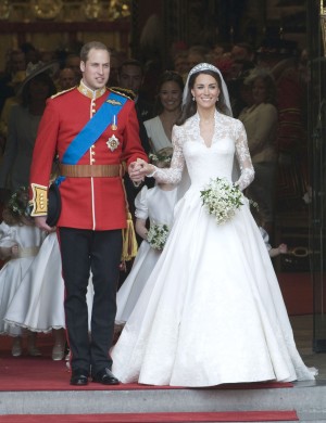 Apr 29, 2011 - London, England, UK - THE WEDDING OF PRINCE WILLIAM AND KATE MIDDLETON - The Royal Couple Leaving the Abbey HOCHZEIT VON WILLIAM UND KATE: BRAUT UND BRÄUTIGAM KOMMEN NACH DER TRAUUNG AUS DER WESTMINSTER ABBEY IN LONDON / 290411 / 2011 / HEIRAT / HEIRATEN / ADEL / KÖNIGSHAUS BRITISCH ENGLISCH / UNIFORM / BRAUTKLEID / BLUMEN BLUMENSTRAUSS / BRAUTSTRAUSS / BRAUTPAAR / VERLASSEN / KOMMEN AUS KIRCHE / AUSSEN / PRINZ / ROTER TEPPICH / GROSSBRITANNIEN / EUROPA / ROYAL WEDDING / CATHERINE PicNr:#23005482.000029# action press/SOLO SYNDICATION LTD