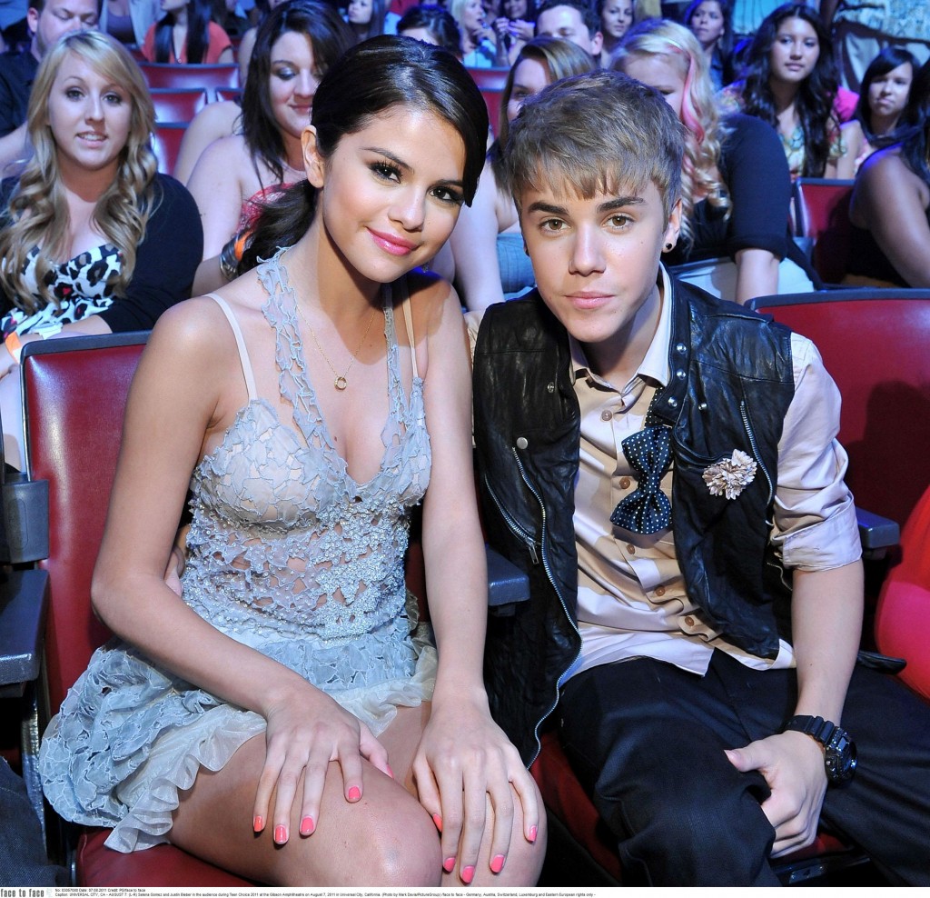 UNIVERSAL CITY, CA - AUGUST 7: (L-R) Selena Gomez and Justin Bieber in the audience during Teen Choice 2011 at the Gibson Amphitheatre on August 7, 2011 in Universal City, California. (Photo by Mark Davis/PictureGroup) /face to face - Germany, Austria, Switzerland, Luxemburg and Eastern European rights only -