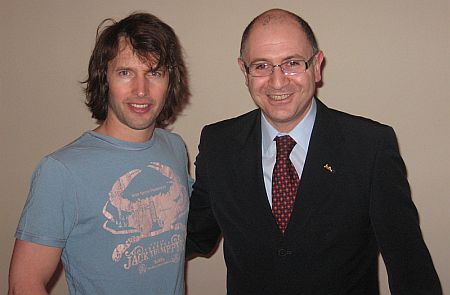 James Blunt, Yilmaz Yildirimlar, director general Radisson SAS Hotel, Bucuresti